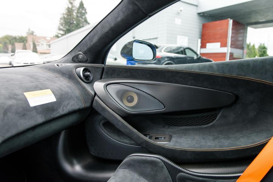 Интерьер McLaren 600LT Vega Blue 2019 года  (фото 15 из 36)